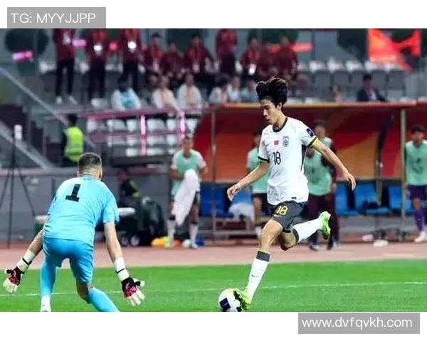 爱踢足球的十八号球星展现激情风采 力量与技术的完美融合 爱踢足球的十八号球星展现激情风采 力量与技术的完美融合